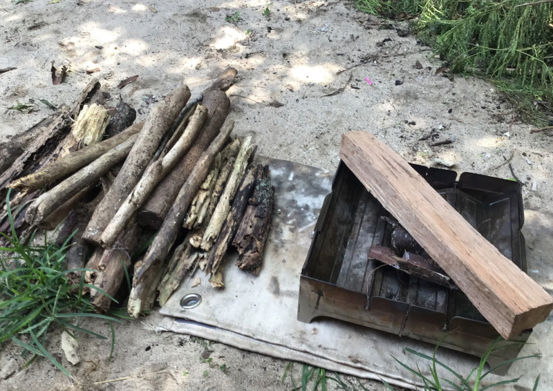 ウルフアンドグリズリーの焚き火台は市南の薪や落ちてる枯れ枝を燃料に焚き火ができる