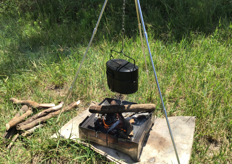 ウルフアンドグリズリー 焚き火台とトライポッド：戦闘飯盒2型で炊飯