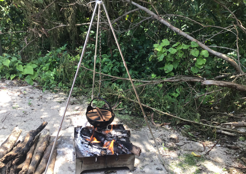 ウルフアンドグリズリー 焚き火台とトライポッド：田舎鍋でお鍋を調理