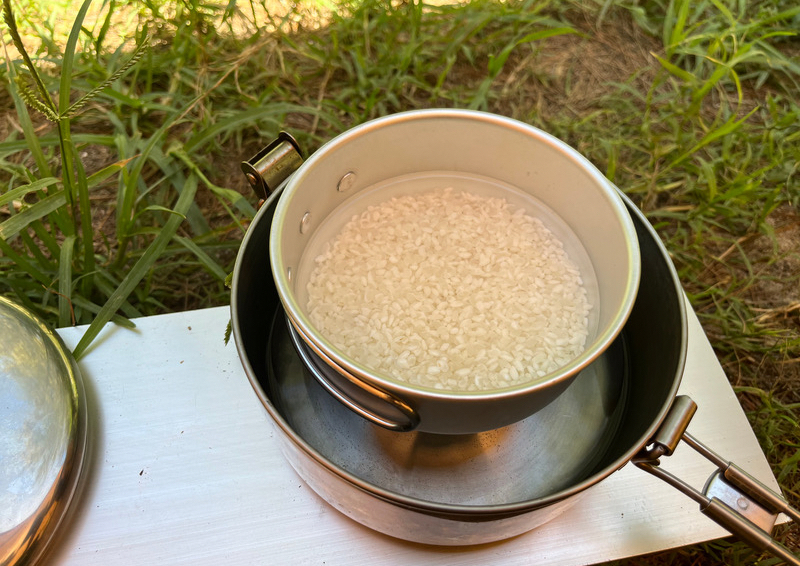 浸水後の無洗米は米粒が沈んでるし、形も変わってる