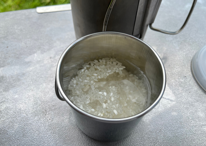 セリアのマグカップに無洗米0.5合とお水110mlを入れて浸漬