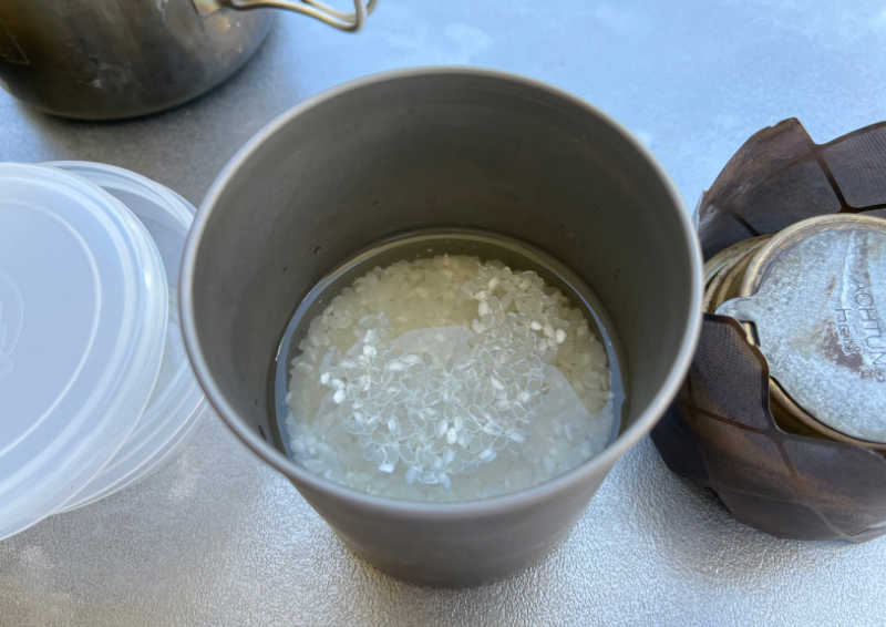 マグカップの中に無洗米0.5合とお水110mlを入れて浸水