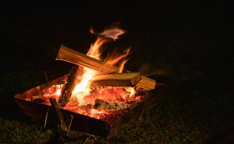 ソロキャンプにおすすめしたい焚き火台の選び方⑥：薪の焚べやすさ