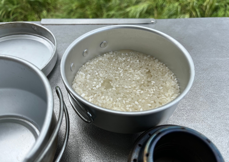 EPI アルミ3点食器セット 小カップの中に無洗米0.5合とお水110mlを入れて浸漬