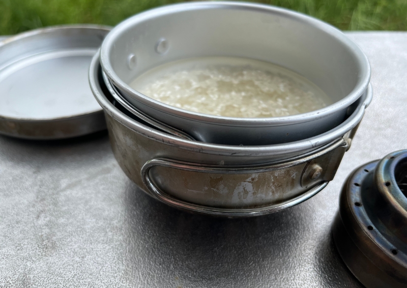 お米が入った小カップをセットすれば水蒸気炊飯のした準備完成