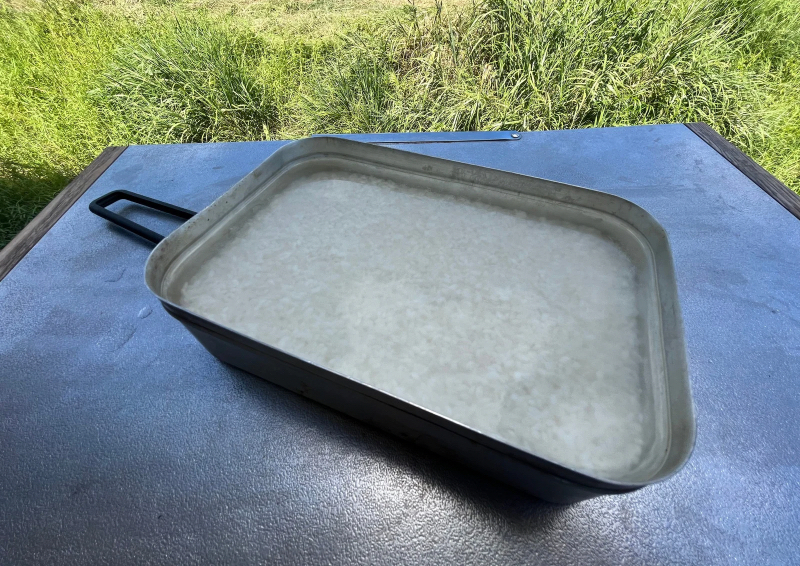 メスティンにお米（無洗米3合）とお水750ml入れて30分以上浸漬