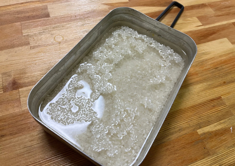 ラージメスティンにお米（無洗米2合）とお水500ml入れて30分以上浸漬