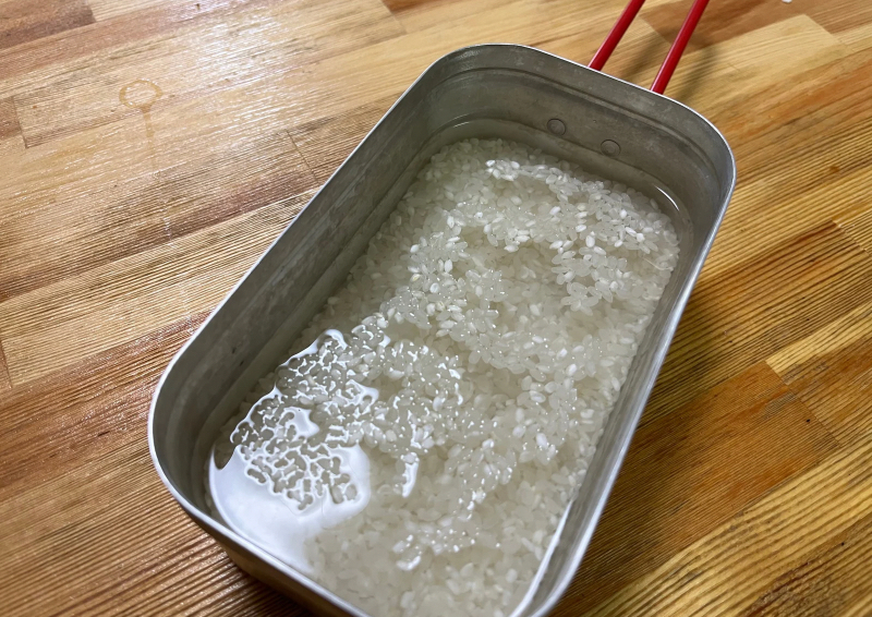 メスティンにお米（無洗米1合）とお水250ml入れて30分以上浸漬